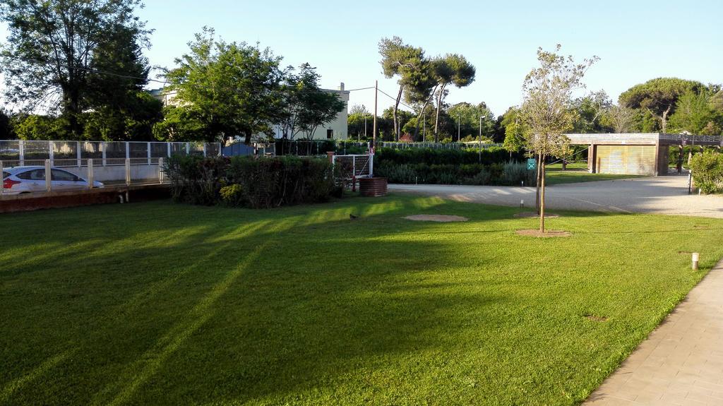 Eliopoli Beach Hostel & Restaurant Tirrenia Exteriör bild